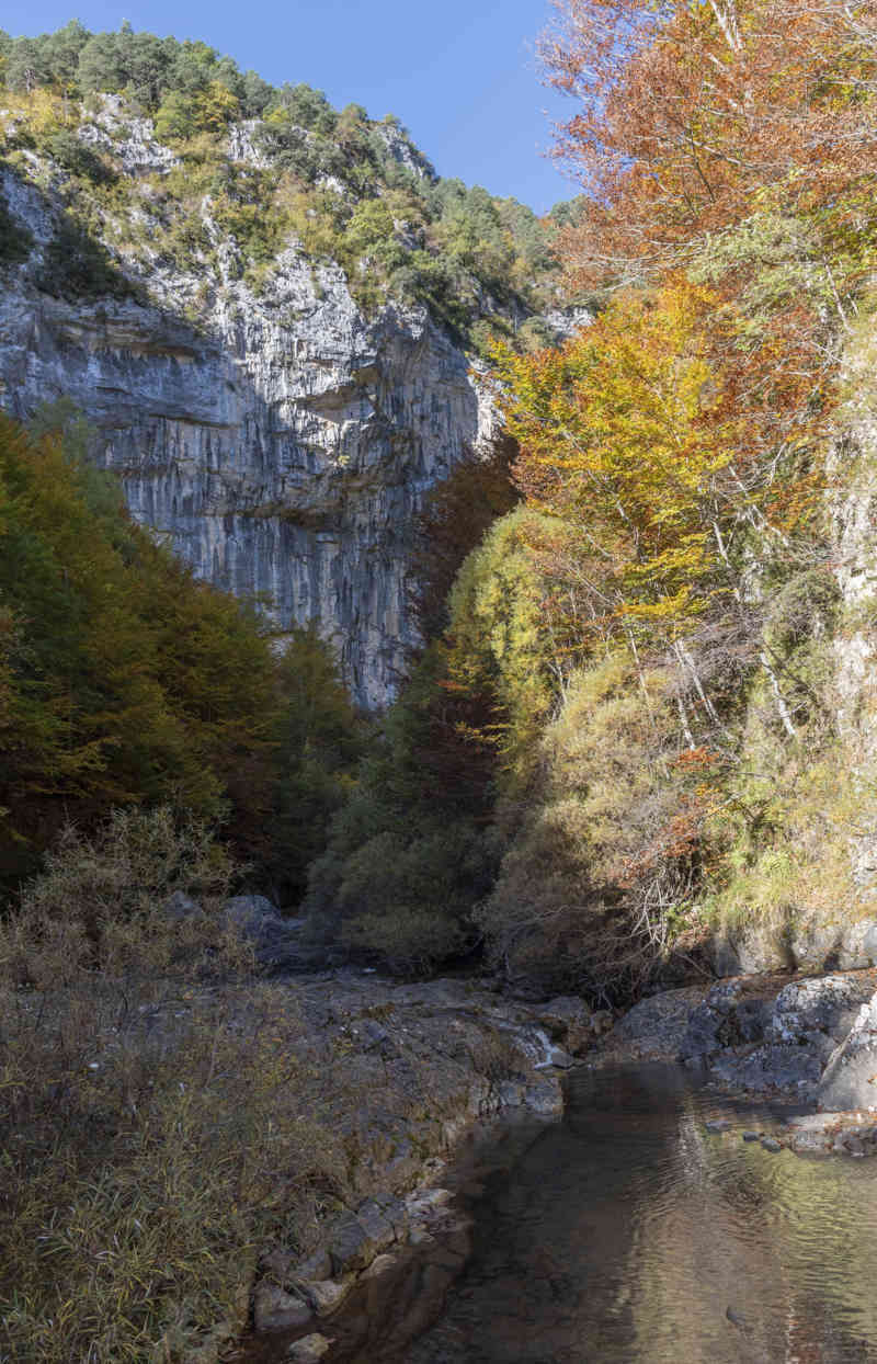 Huesca - parque nacional de Ordesa y Monte Perdido - valle de Escuaín 21 - garganta de Escuaín - Surgencia del rio Yaga.jpg